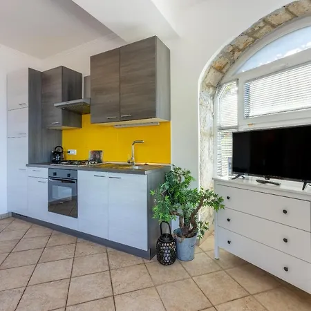 Apartment Dora *