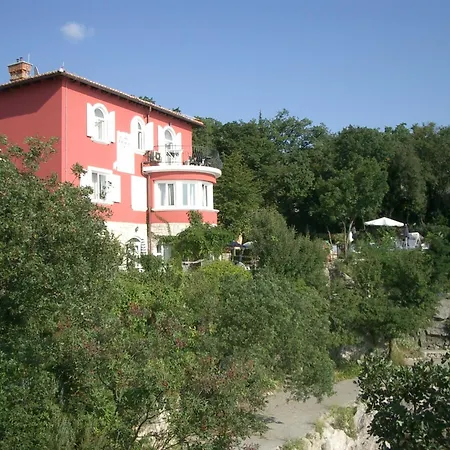 Apartment Dora *