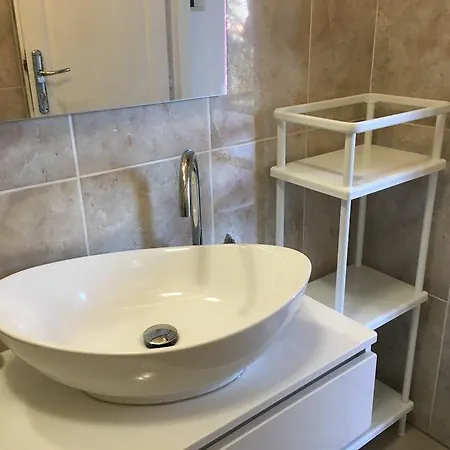 Apartment Dora *